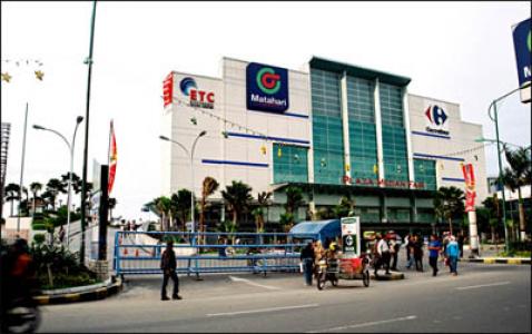 Pengunjung Plaza Medan Fair Membludak, Teras Rumah Warga Jadi Lahan Parkir